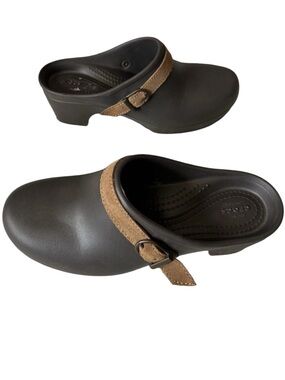 Crocs Sarah Clog Women’s Size 7W Shoes Brown Dual Comfort Slip On Suede Strap